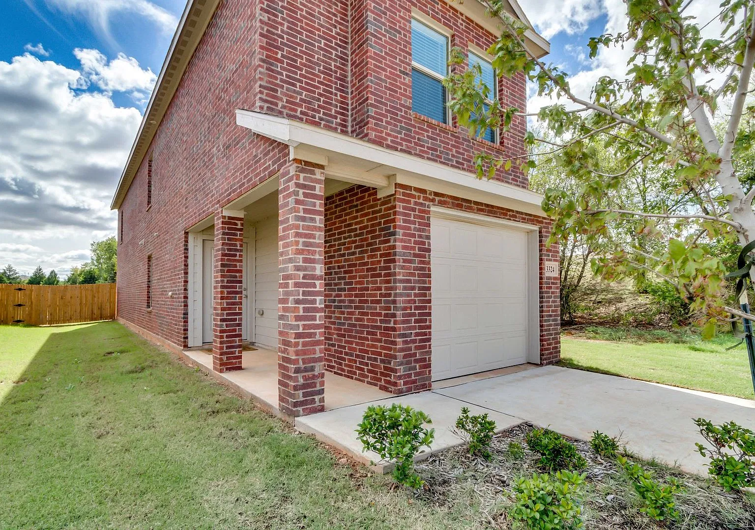 Four bed house in Parkway Square, Edmond schools — Photo 2