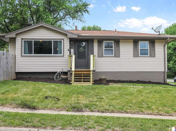 4022 N 92nd Cir, Omaha, NE 68134