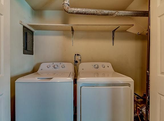 2nd image of 1688 Queensbury Cir #5874