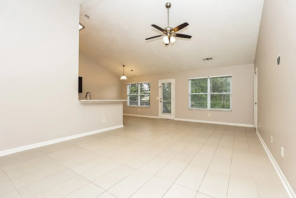 3 bed, 2.0 bath, 1310 sqft, $2,055 — Photo 3