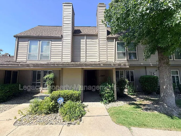 339 Bridge Pl — Photo 1
