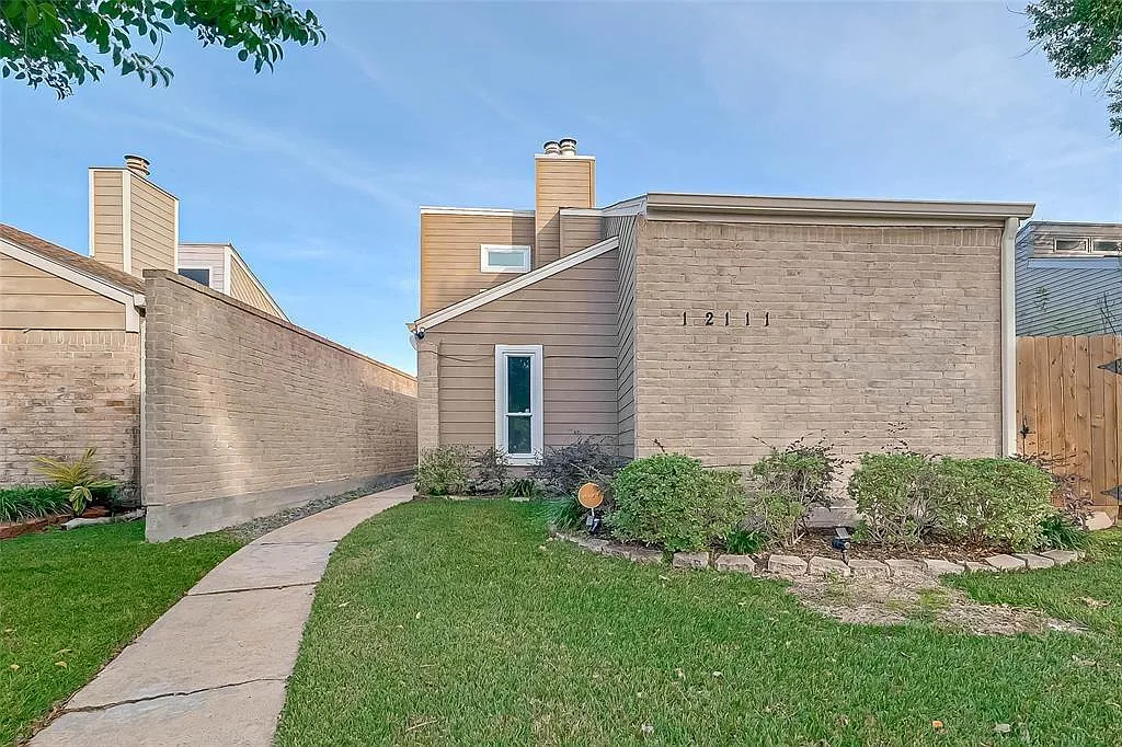 3 bed, 2.0 bath, 1767 sqft, $1,900 — Photo 3