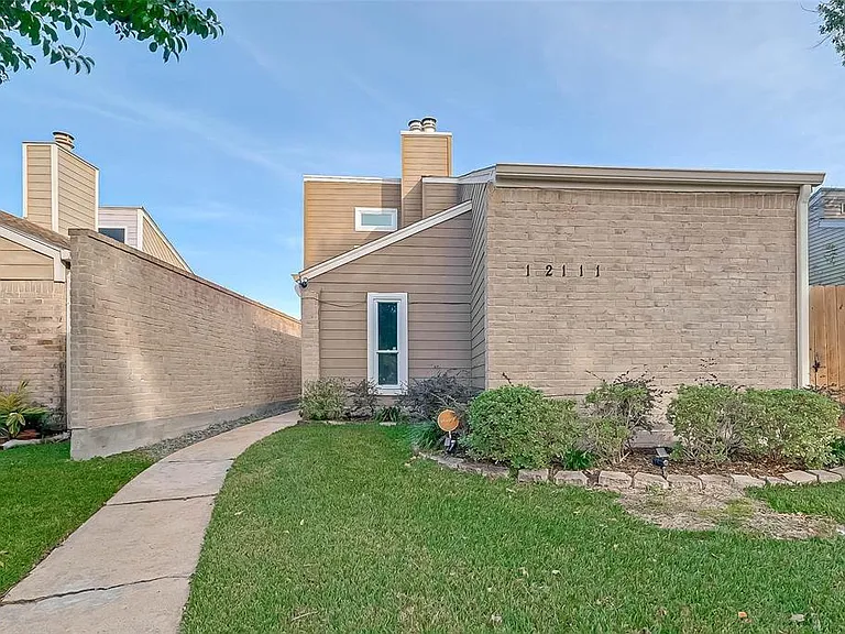 12111 Poulson Dr — Photo 3