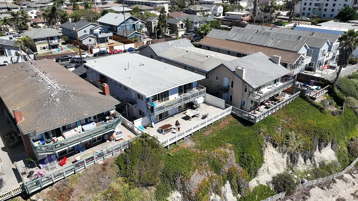 Building Photo - 6525 Del Playa Dr