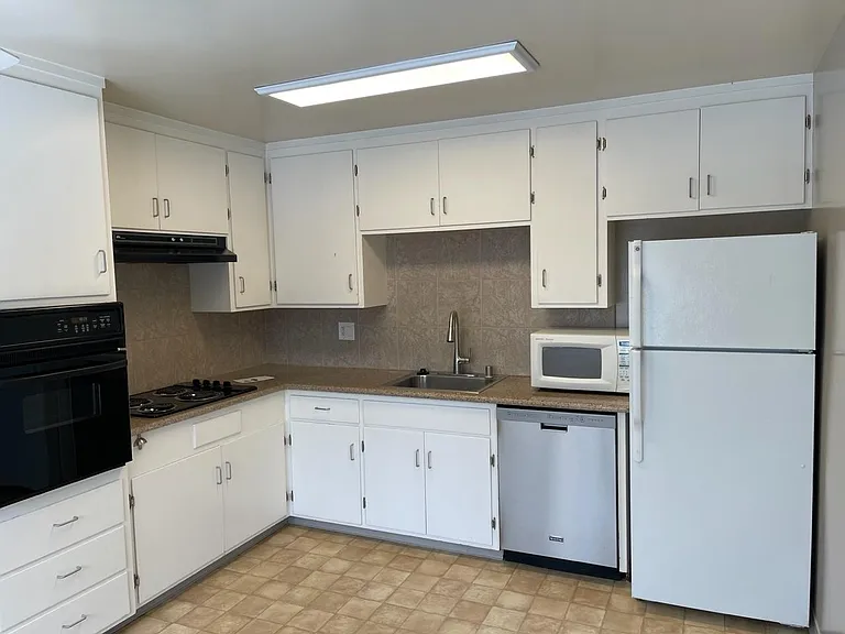 560 University Dr #7 — Photo 1