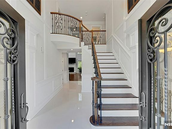 4th image of 697 Terrace Dr