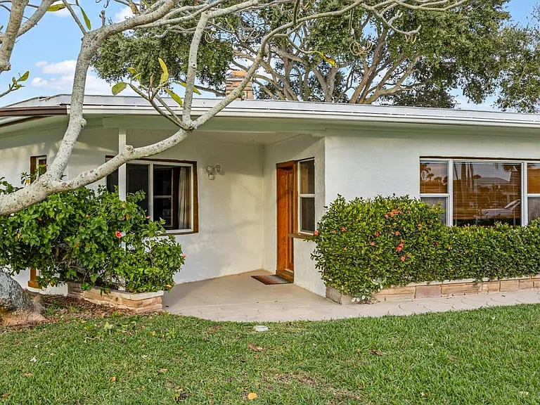 485 N Shore Dr — Photo 2