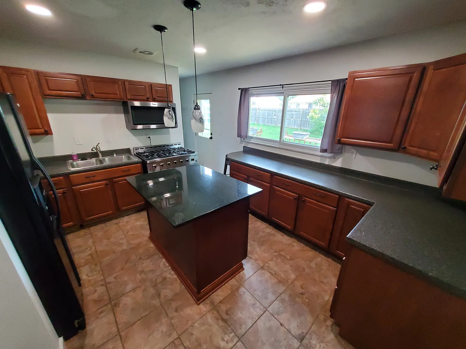 3 bed, 1188 sqft, $2,095 — Photo 4