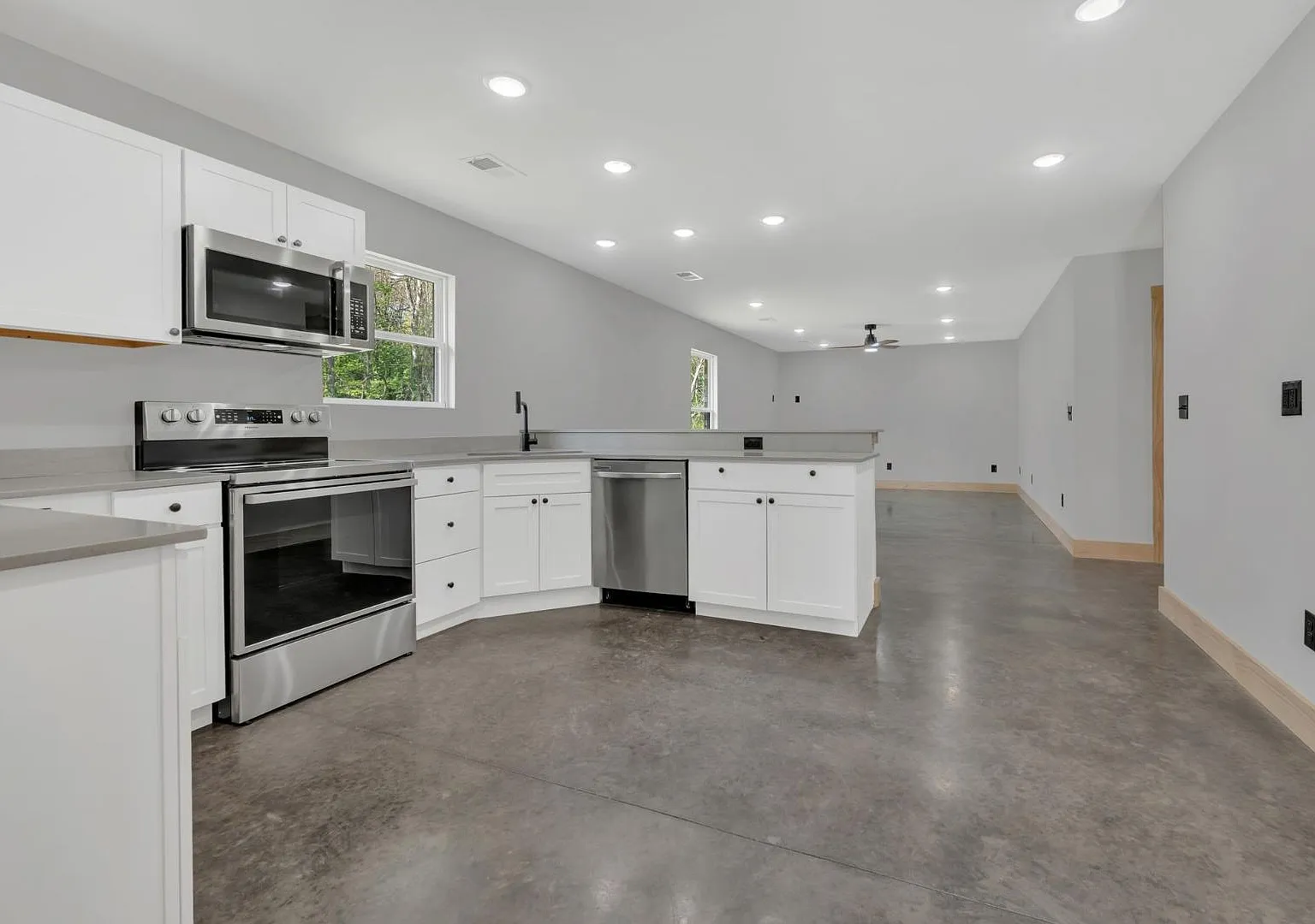 110 Hooper Dr — Photo 3