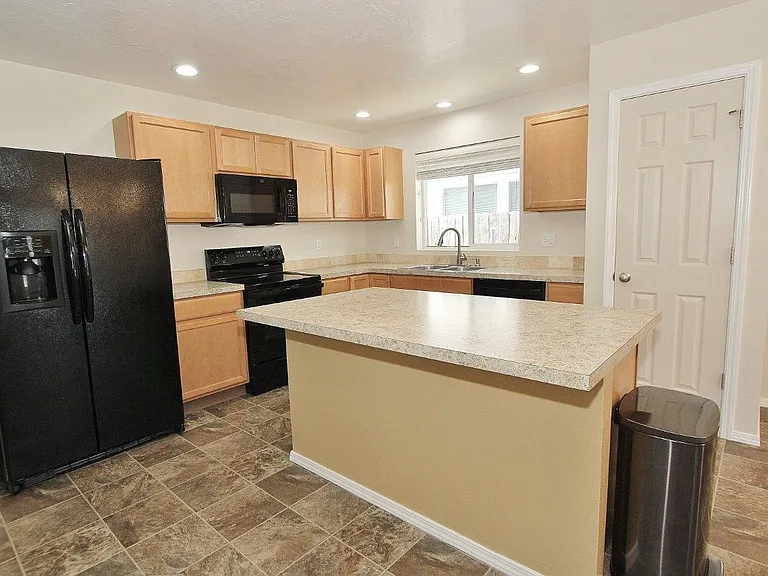 10016 W Littlewood St — Photo 3