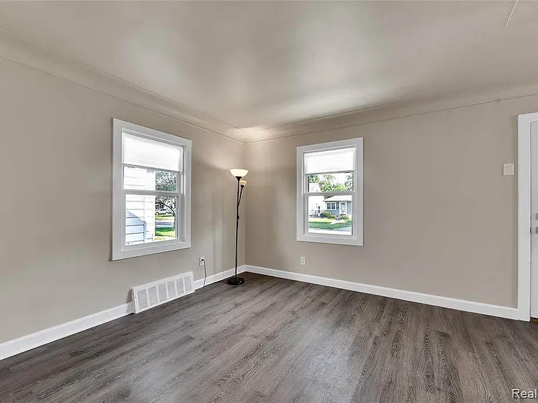 24717 New York St — Photo 11