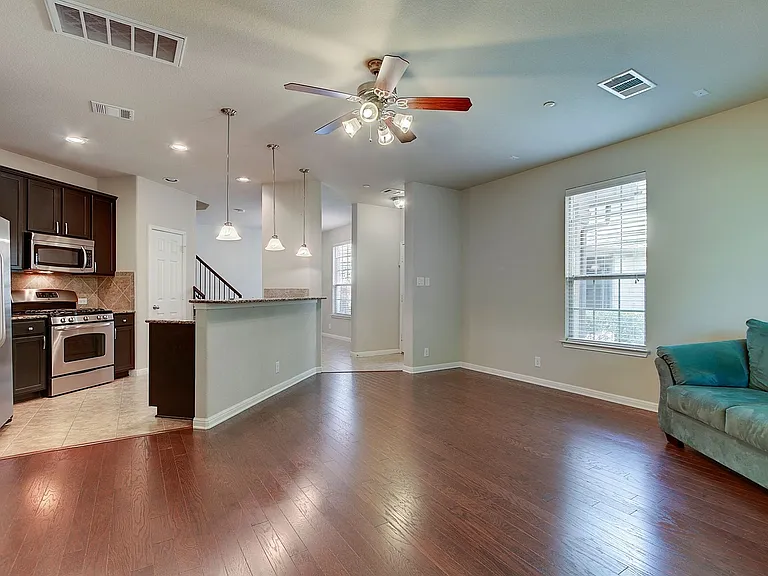 1310 Parmer Ln #303-3B — Photo 9