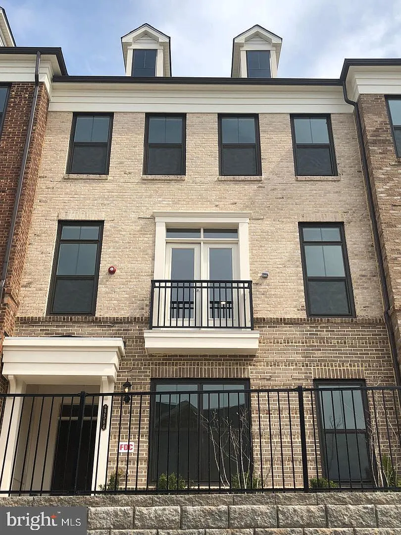 4 bed, 3.0 bath, 2686 sqft, $3,400 — Photo 1