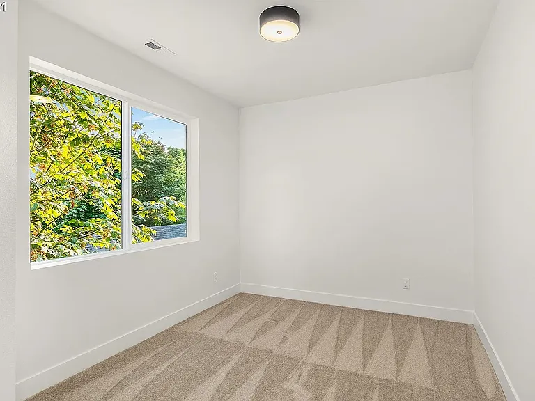 211 NE Monroe St — Photo 12