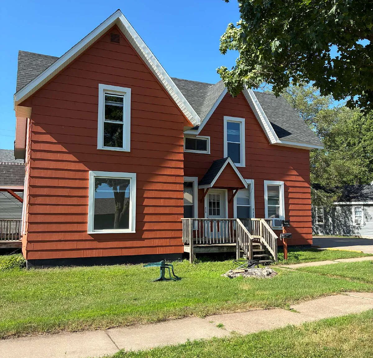 3 bed, 1.0 bath, 1940 sqft, $410 — Photo 1