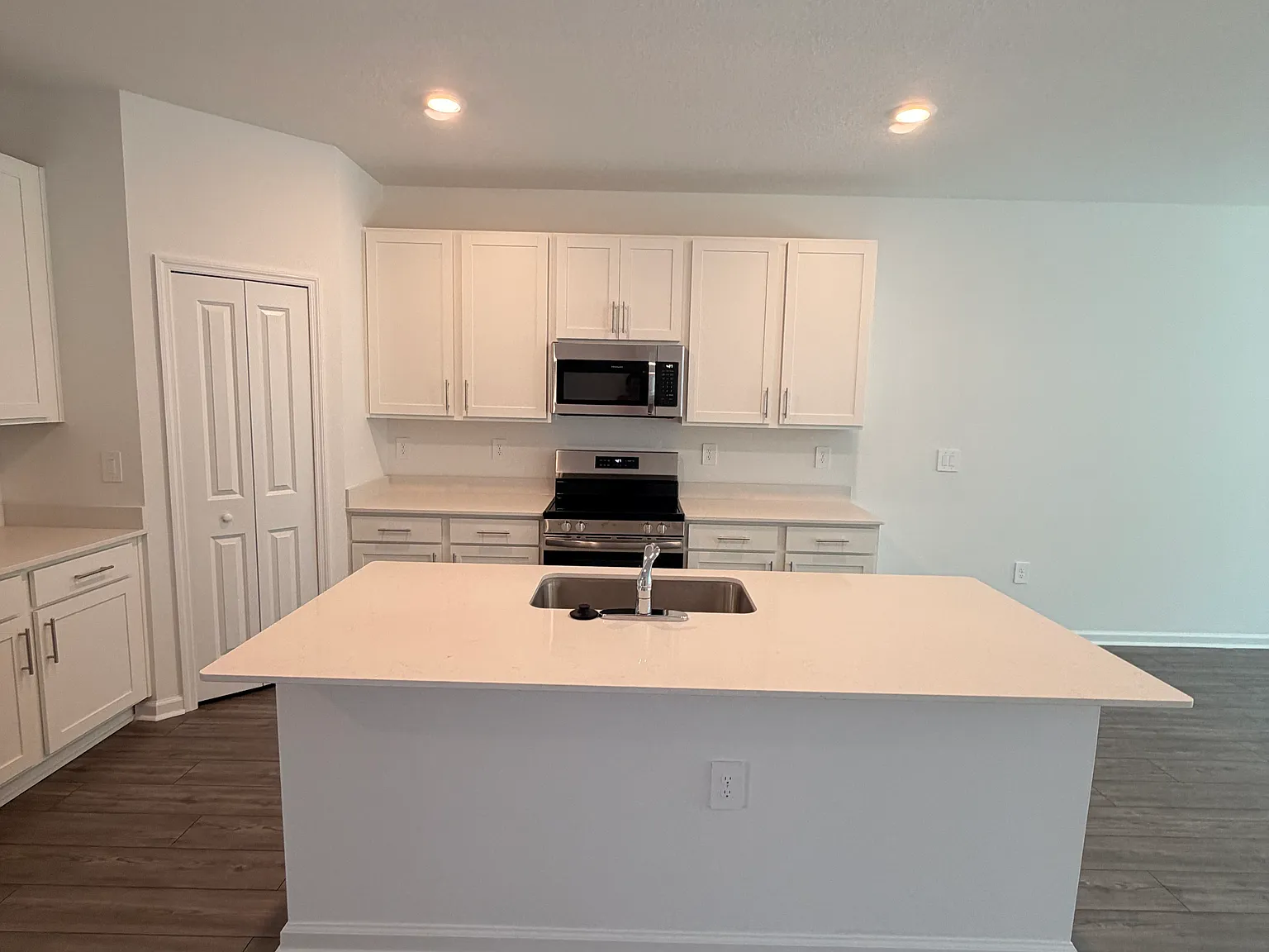 3 bed, 2.5 bath, 1760 sqft, $2,175 — Photo 2