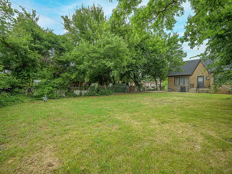1017 NE 16th St — Photo 37
