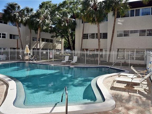 2nd image of 209 NE Lincoln Cir N APT 202