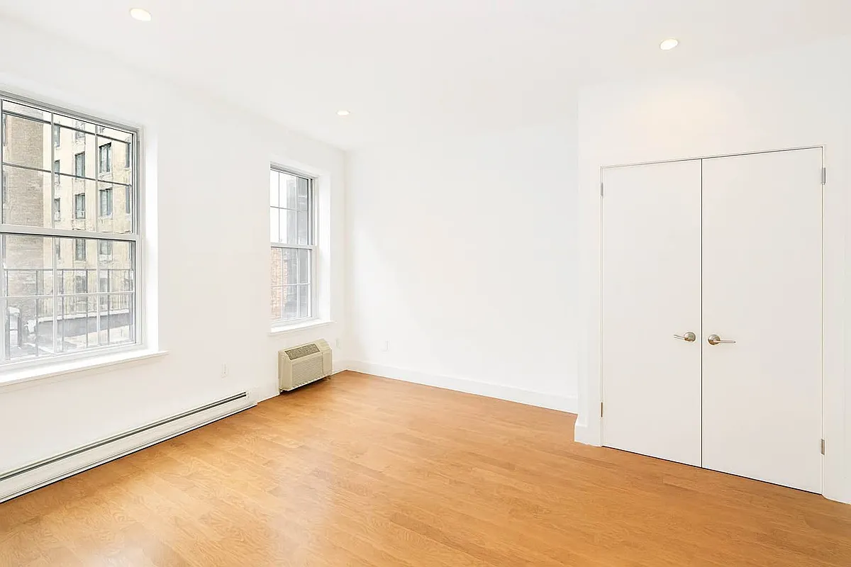 Building Photo - 1355 2nd Ave #4C