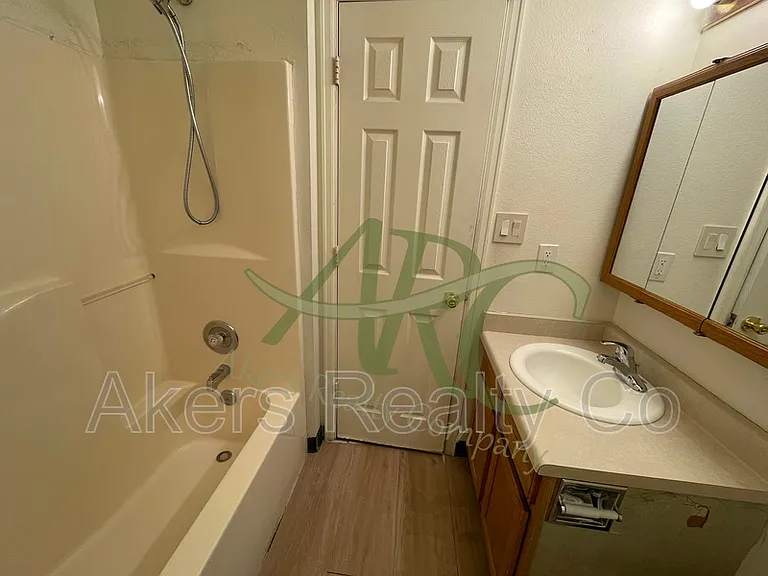 1405 E 19th St — Photo 9