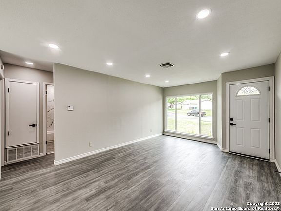 4th image of 935 SADDLEBROOK DR