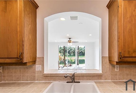 4th image of 2361 NE 42nd Cir #2361