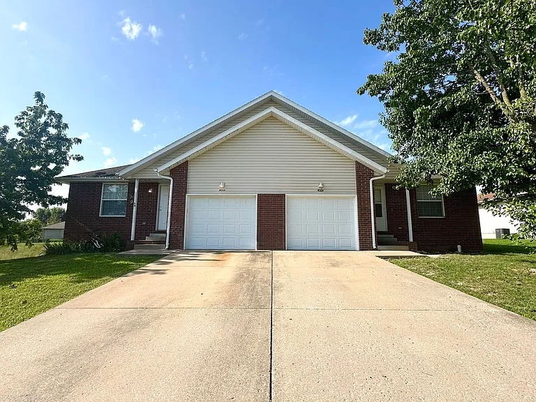 406 W Pawnee Ln — Photo 1