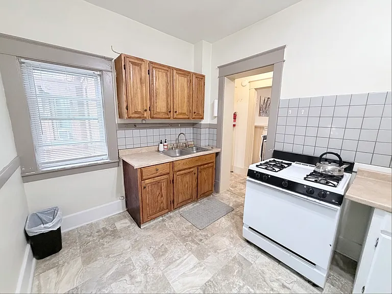 336 W 9th St #2R — Photo 9