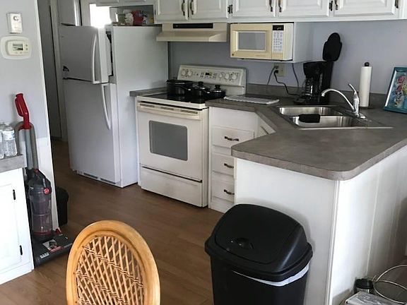 3rd image of 617 Tamiami Trl N