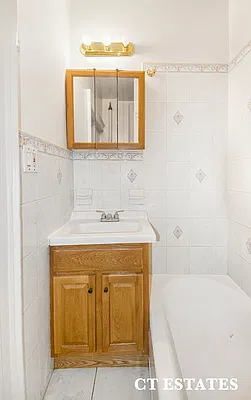 Bathroom, photo 1
