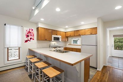3rd image of 4 Oak Ledge Ln