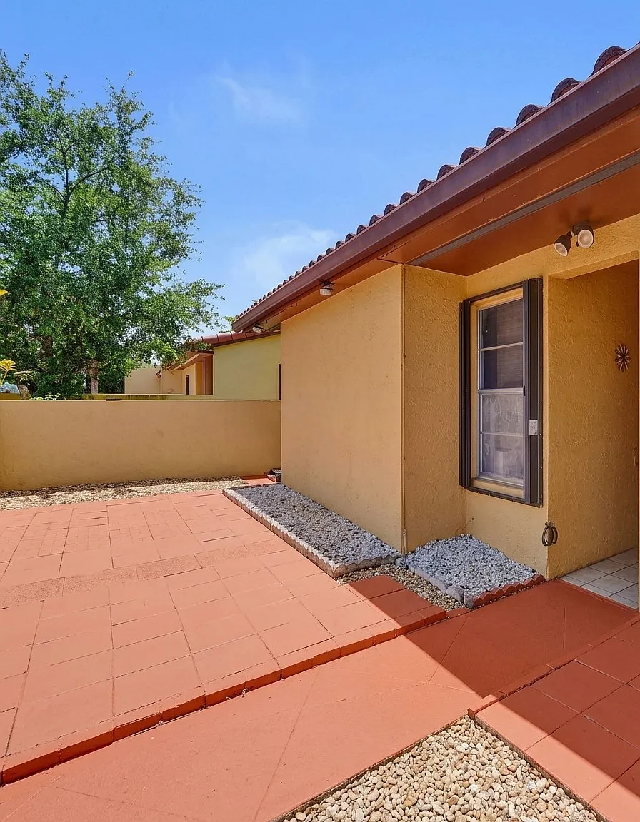 SW North Kendall Dr, Miami — Photo 2