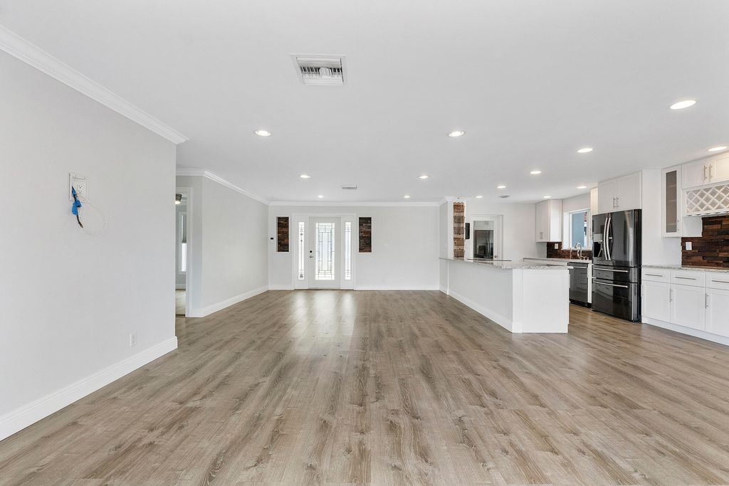361 SE 9TH Court, photo 9
