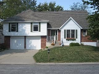 1st image of 1005 NW Heatherwood Dr