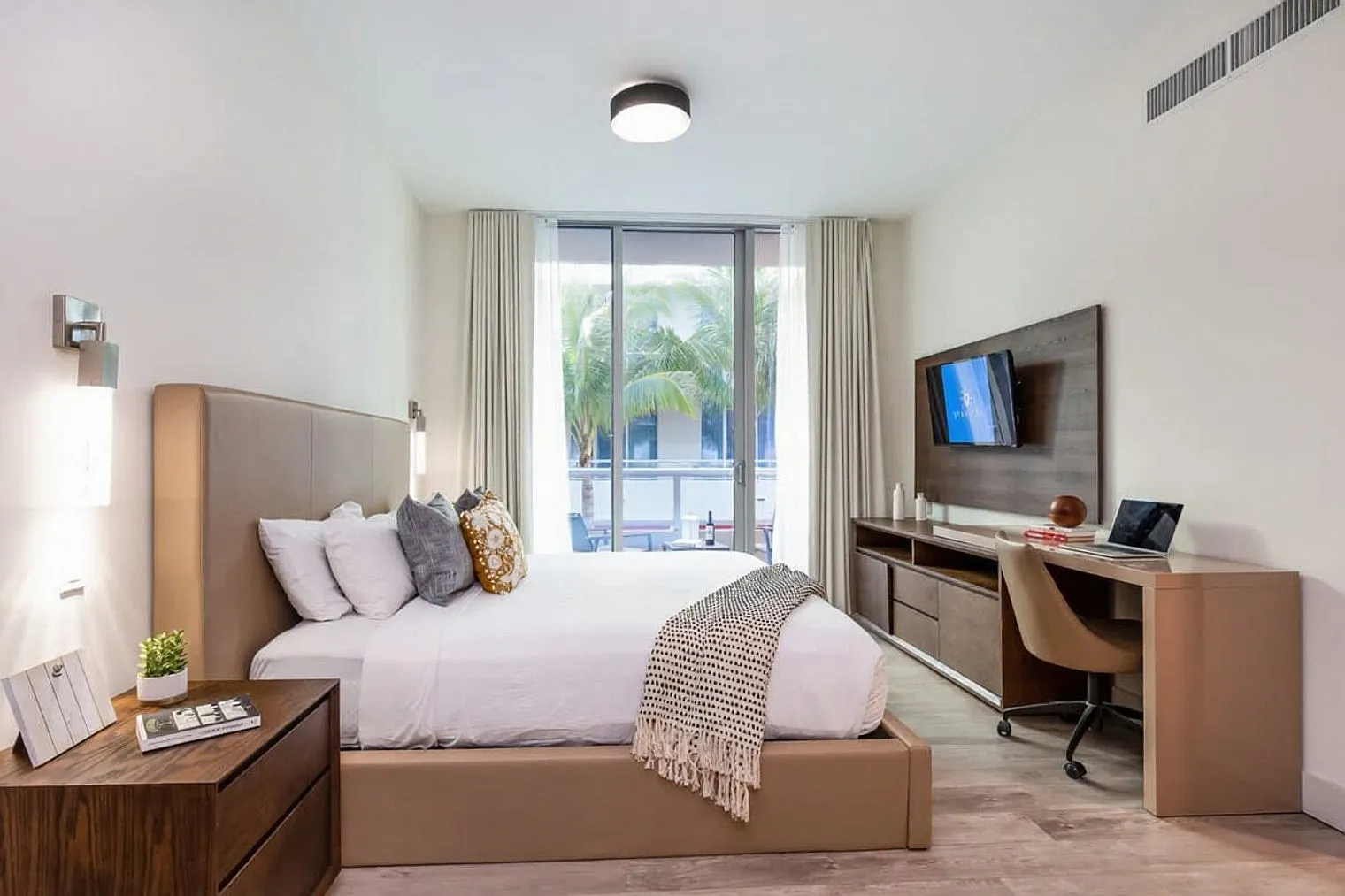 1 bed, 1.0 bath, 742 sqft, $2,595 — Photo 3