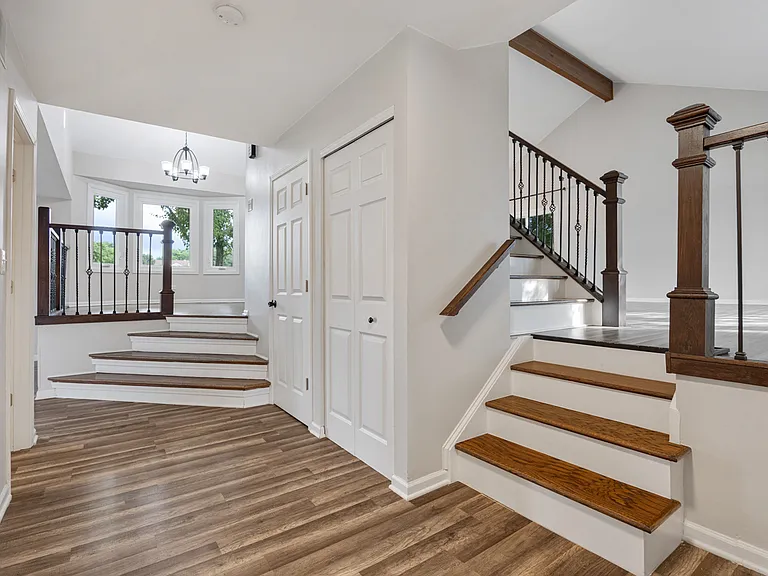 615 Chester Ct E — Photo 4