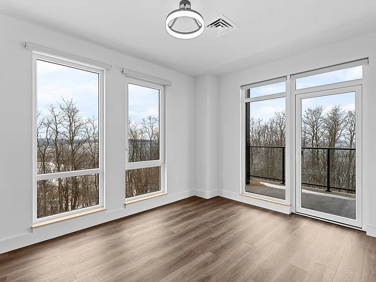 5th Floor Bedroom 
Views of Lake Champlain & Waterfront Park
Unit 507