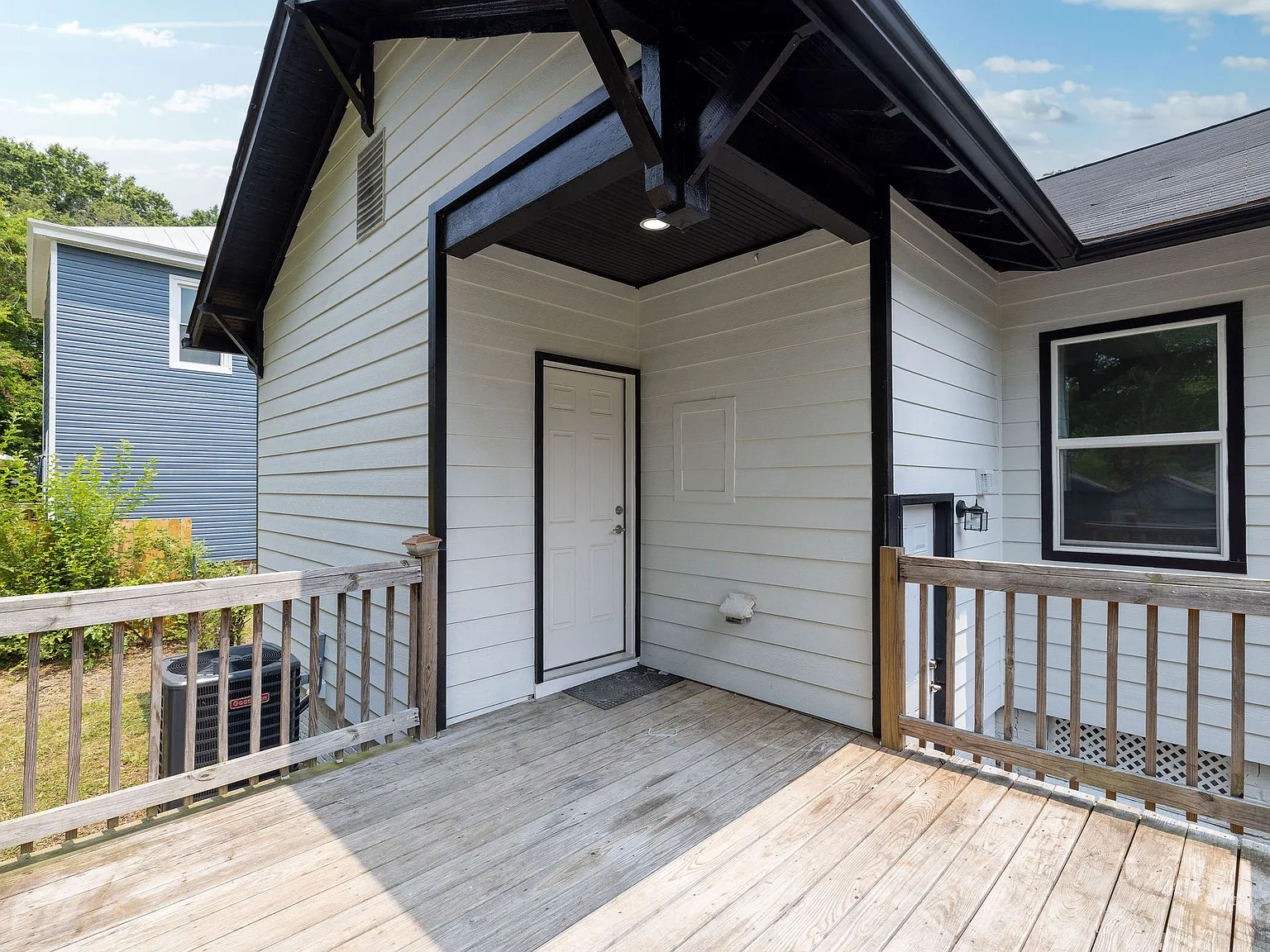 3 bed, 1112 sqft, $2,099 — Photo 3