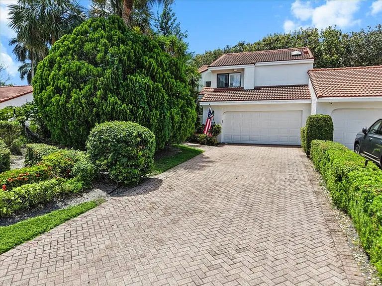 7362 Woodmont Ct — Photo 3