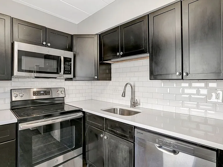 6007 N Kenmore Ave — Photo 1