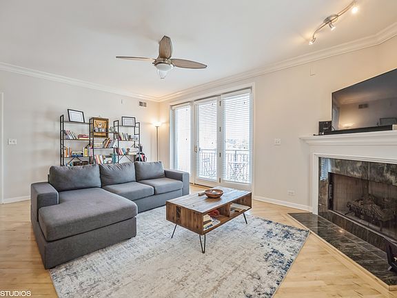3rd image of 815 N Marshfield Ave #404