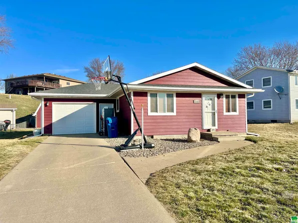 1540 Orbit Dr, Hinton, IA 51024