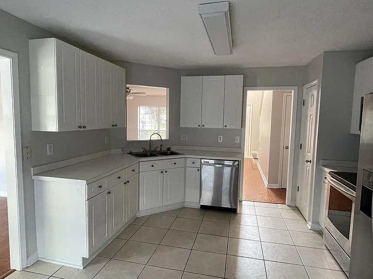 2704 Holmes Ct N — Photo 21