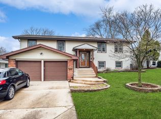 1450 Mayfield Ln, Hoffman Estates, IL 60169