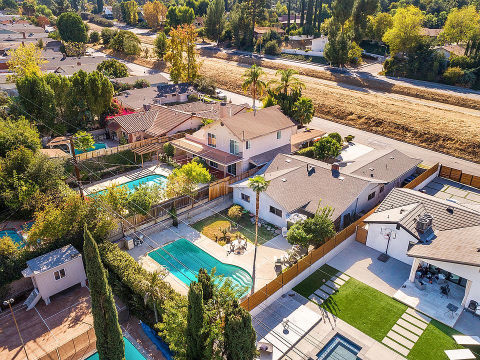 1st image of 21637 Mulholland Dr
