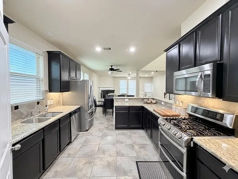 1247 S Maple Dr — Photo 3