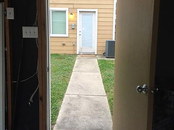 5th image of 1615 Claremont Garden Cir