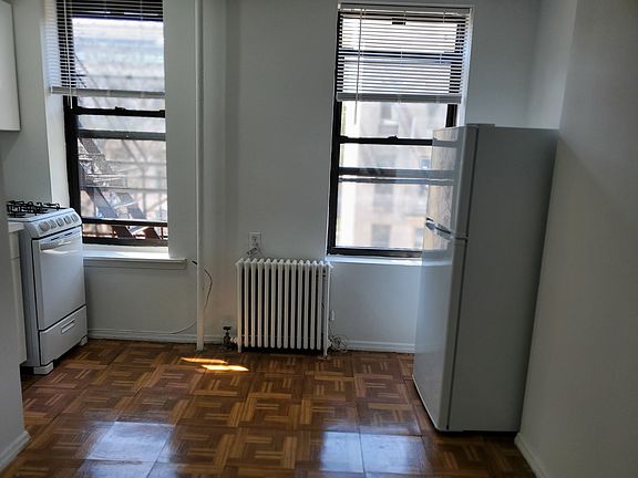 3rd image of 531 E 6th St APT E1