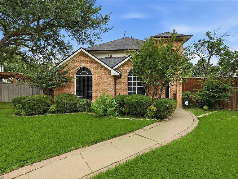 600 Raintree Cir — Photo 2