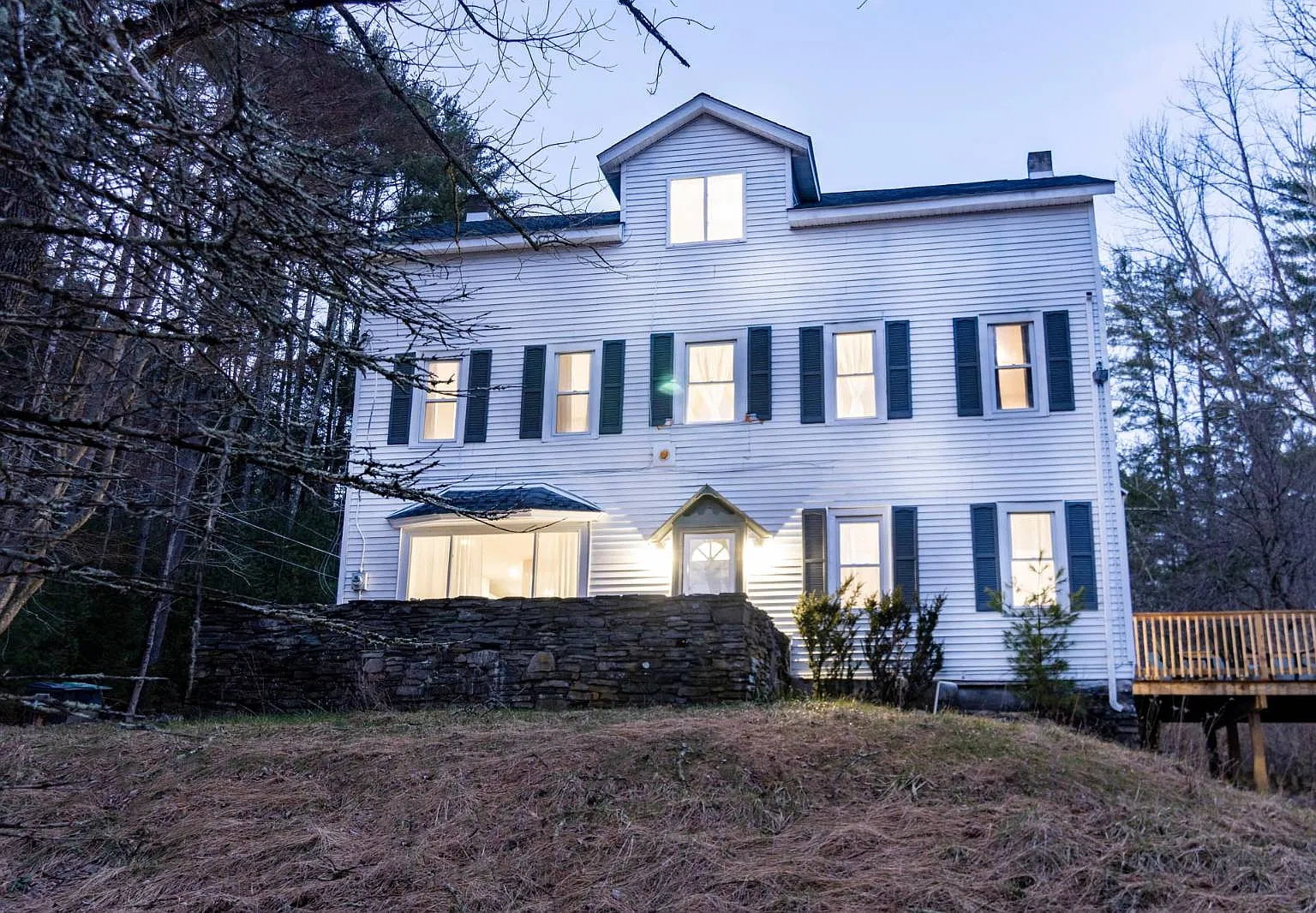 5 bed, 2.0 bath, 2500 sqft, $3,200 — Photo 1